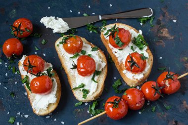 Crostini süzme peynir ve ızgara domates ile 