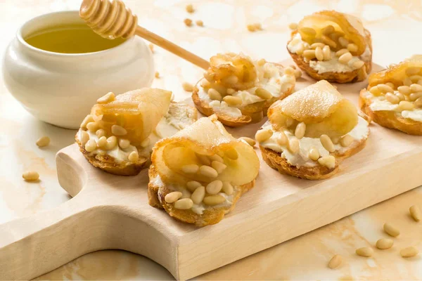 Canape with ricotta cheese, pears, nuts and honey — Stock Photo, Image