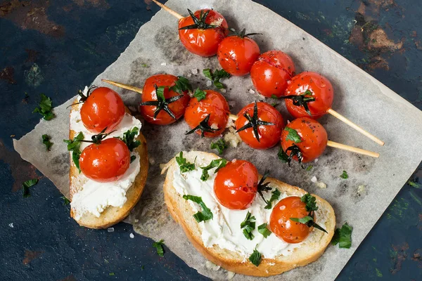 Кростіні з сиром і смаженими помідорами — стокове фото