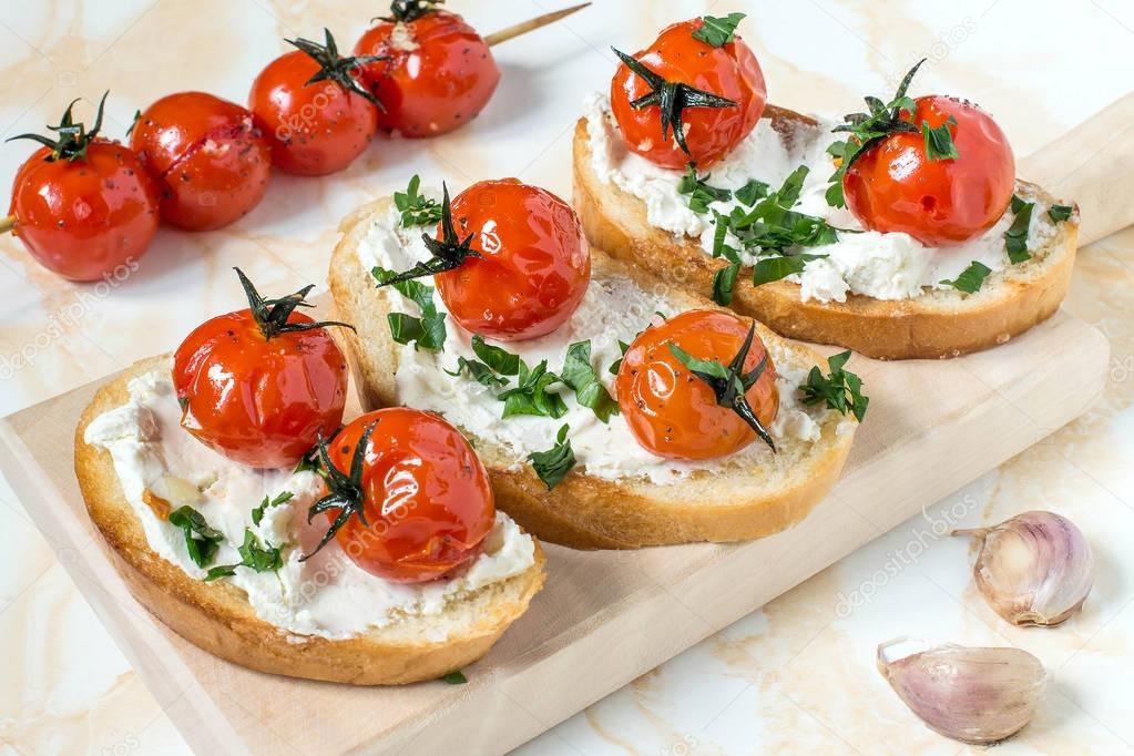 Crostini with cottage cheese and grilled tomatoes 