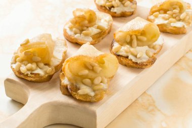 Ricotta peynir, armut, fındık ve bal ile kanepe 