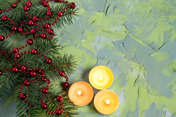 Slavnostní vánoční pozadí se svíčkami a větve jedle — Stock fotografie