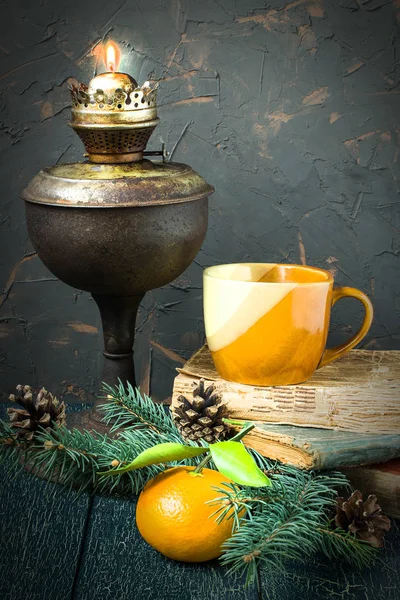 Vintage-Weihnachtsstimmung: Petroleumlampe, Bücher, Mandarine — Stockfoto