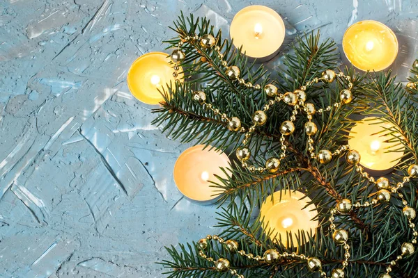 Festlicher weihnachtlicher Hintergrund mit Kerzen und Tannenzweigen — Stockfoto