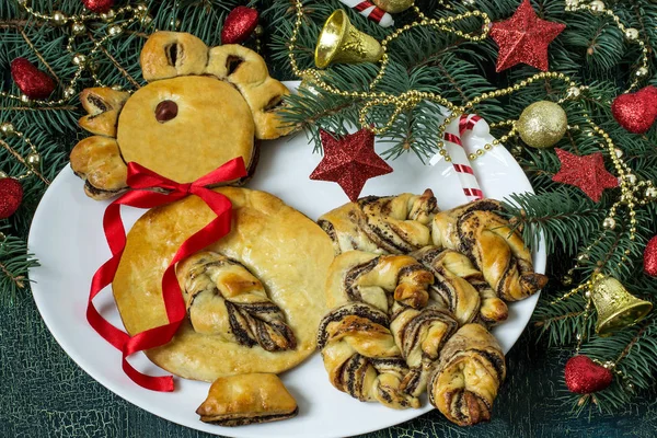 Torta di lievito a forma di gallo - simbolo del 2017 — Foto Stock