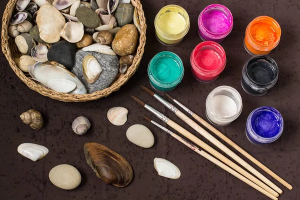 Hand-painted dot patterns on sea pebbles and shells. Step 1 — Stock Photo, Image