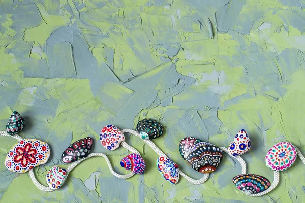 손으로 그린 돌과 조개 녹색과 파란색 배경 — 스톡 사진