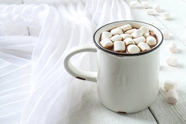 Sıcak çikolata hatmi beyaz kupa ile 