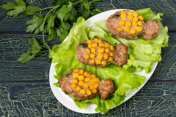 Gesunde Kindernahrung: Rissole mit Mais als Goldfisch — Stockfoto