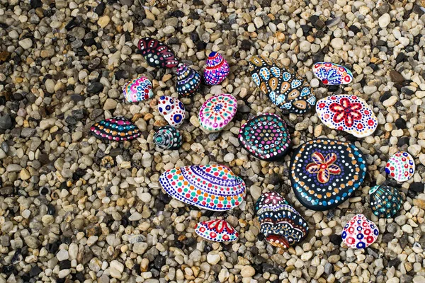 바다 자갈 및 손으로 그린 돌 s 잡 색 배경 — 스톡 사진