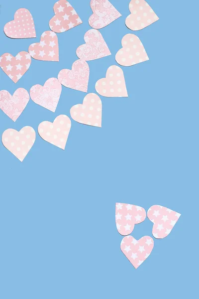 Grinaldas de ternos corações cor-de-rosa feitos de papel — Fotografia de Stock