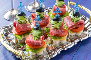 Sebze ve sosis şiş üzerinde kanepe 