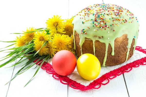 Pastel de Pascua y coloridos huevos de Pascua — Foto de Stock