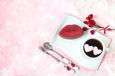 Bir öpücük ve kahve şeklinde kalpleri ile şenlikli tatlı 