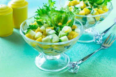 Salatalık ve mango salatası 