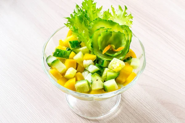 Salada com pepino e manga — Fotografia de Stock