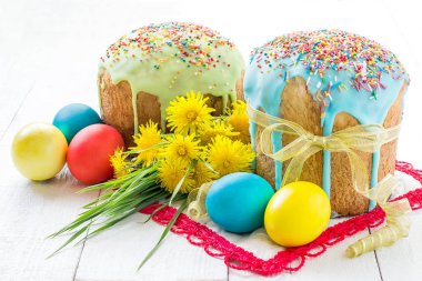 Paskalya pastası ve renkli Paskalya yumurtaları 