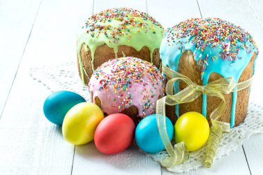Paskalya pastası ve renkli Paskalya yumurtaları 