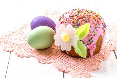 Paskalya pastası ve renkli Paskalya yumurtaları 