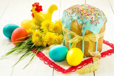 Paskalya pastası ve renkli Paskalya yumurtaları 