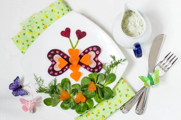 Salada de legumes criativa para Dia dos Namorados — Fotografia de Stock