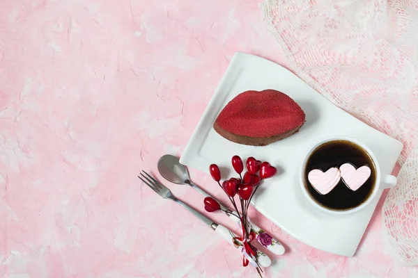 Sobremesa festiva na forma de um beijo e café com corações de — Fotografia de Stock