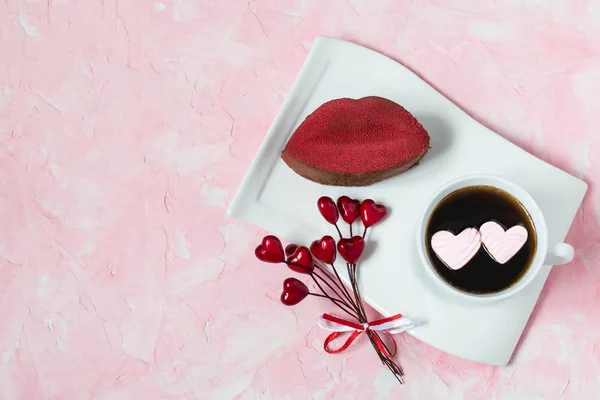 Bir öpücük ve kahve şeklinde kalpleri ile şenlikli tatlı — Stok fotoğraf