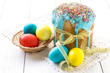 Paskalya pastası ve renkli Paskalya yumurtaları 