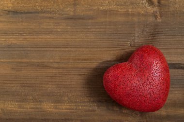 Eski ahşap arka plan üzerinde büyük vintage kalp 