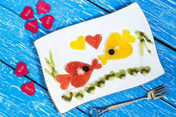발렌타인 데이 대 한 과일 샐러드의 크리에이 티브 디자인 — 스톡 사진