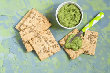Susam, Ayçekirdeği ve guacamole ev yapımı kraker 