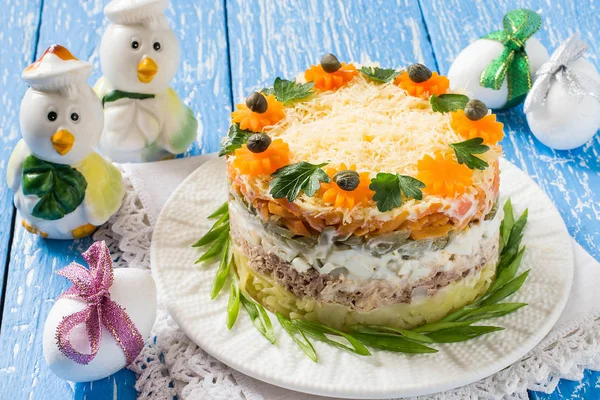 Пасхальные угощения: праздничный салат с тунцом и овощами — стоковое фото