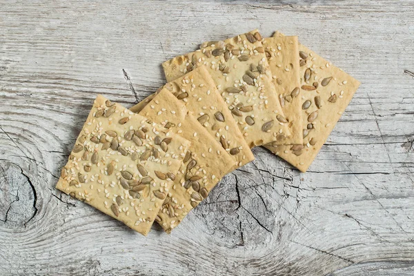 Hausgemachte Cracker mit Sonnenblumenkernen und Sesam — Stockfoto