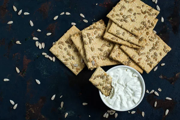 Craquelins maison au sésame, graines de tournesol et fromage à la crème — Photo