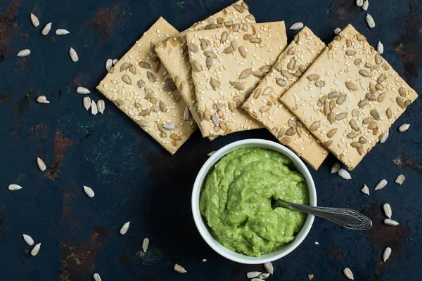Cracker fatti in casa con sesamo, semi di girasole e guacamole — Foto Stock