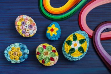 Ev yapımı dekor Paskalya yumurtaları quilling tekniği. Adım 4 