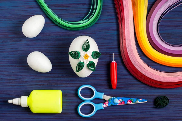 Decorazione fatta in casa uova di Pasqua nella tecnica di quilling. Fase 3 — Foto Stock