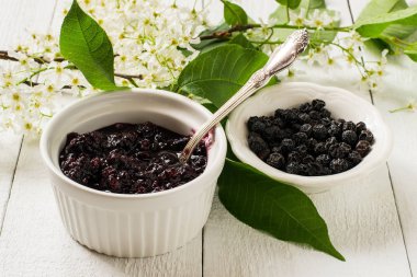 Tıbbi bitki kuş kiraz (çiçekli dallar, kurutulmuş meyveler bir