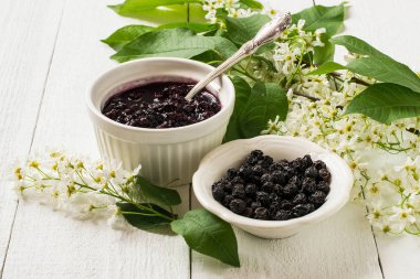 Tıbbi bitki kuş kiraz (çiçekli dallar, kurutulmuş meyveler bir