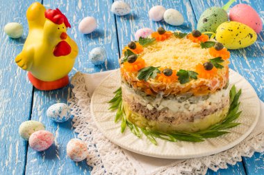 Paskalya davranır: şenlikli ton balığı ve sebze salatası 