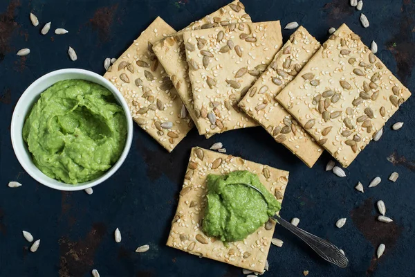 Bolachas caseiras com gergelim, sementes de girassol e guacamole — Fotografia de Stock