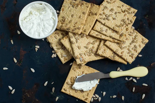 Bolachas caseiras com gergelim, sementes de girassol e queijo creme — Fotografia de Stock