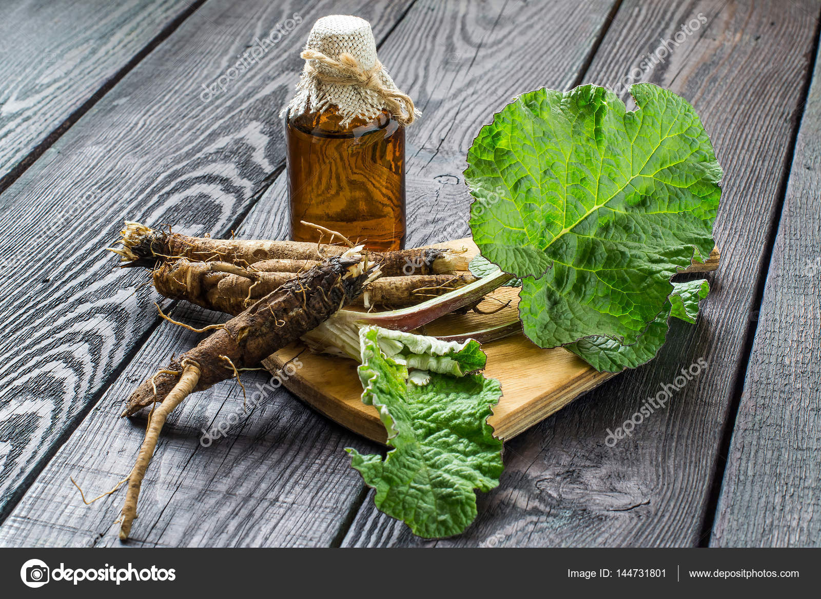 корень репейника. Burdock root tea. астрагал шерстистоцветковый корень. корневища лечебными свойствами. корень репейника.