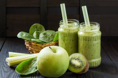 Yemek pişirmek için kavanoz vitamini smoothies ve malzemeler 