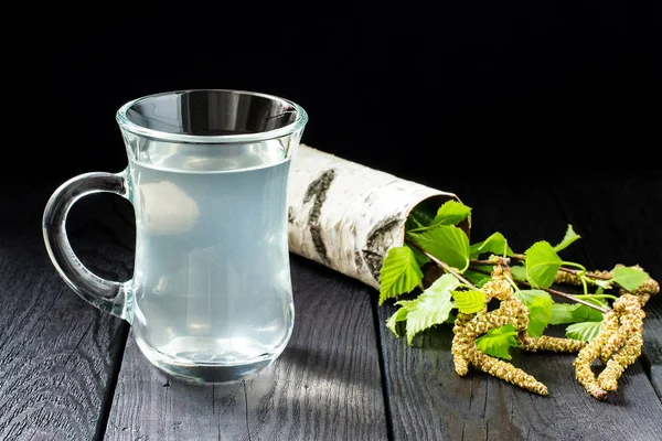 Suco de vidoeiro fresco em um copo e ramos de vidoeiro — Fotografia de Stock