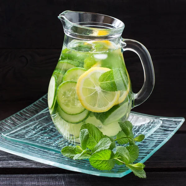 Чистая вода с лимоном, огурцом, имбирем и мятой — стоковое фото