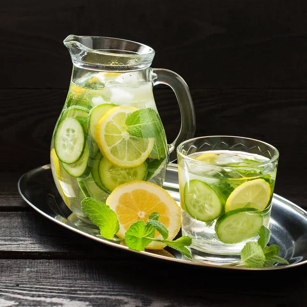 Чистая вода с лимоном, огурцом, имбирем и мятой — стоковое фото
