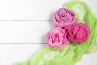 Şeklinde renkli gazlı bez gül asmak 