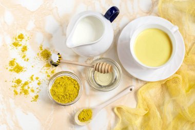 Sağlıklı içecek: zerdeçal ve Ballı süt 