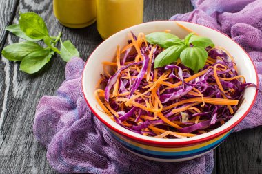 Salata havuç ve fesleğen ile kırmızı lahana (viski kale) 